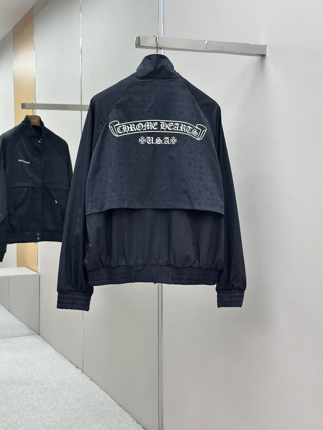 P630 Chrome Hearts full-print dark pattern zipper jacket. Customized phantom floral silk woven fabric. Excellent texture. Comfortable and close to the skin. Mainly based on obsidian black. Like star trails in the night. Encounter the CH pattern covering the body. Derived from the brand's profound cultural heritage. Quietly emerging in a looming manner. Dark pattern aesthetics. Rebellious compatibility. Low-key edge. Full of recognition. Interpretation of unparalleled fashion style. Casual sophistication. Make every touch a ceremonial experience. Process 1: Fabric jacquard technology. By weaving a full-width CH dark jacquard texture technology on the surface of the fabric, control the interweaving method of warp and weft lines. Precisely control the interweaving density and tension of the yarn to make it more three-dimensional. Process 2: Use glue printing. The printing has been modified three times with the film screen. Use glue liquid paint to print the pattern on the fabric. Bake the fabric to fix the printing pattern. Technique 3: Infrared positioning cutting machine. The precise positioning of materials is achieved through infrared emitters and infrared receivers. The accuracy can reach the micron level, thereby meeting the effect of high-precision cutting of alignment strips. Process 4: The fabrics are washed and have a better hand feel. Not easy to deform, not easy to shrink, not easy to fade, and maintain long-term beauty. Accessories: Customized CH zippers. Customized CH snap buttons. Customized CH leather main wheat. Customized CH leather code labels. Customized CH trademark. Version: Loose version. Size: S M L XL